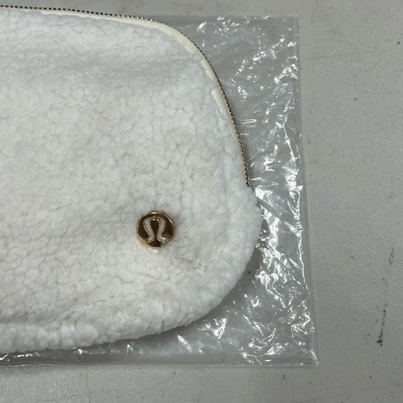 Lululemon Everywhere Crossbody Belt Bag Fleece 1L White Opal/Gold Hardware NWT - Picture 2 of 9